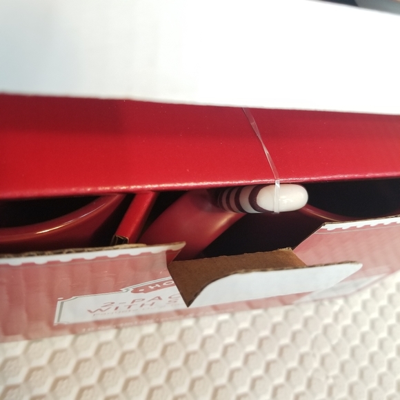 2 Pack Red Mugs with Hug Chocolate White Brown Swirl Stirrers - Picture 3 of 4